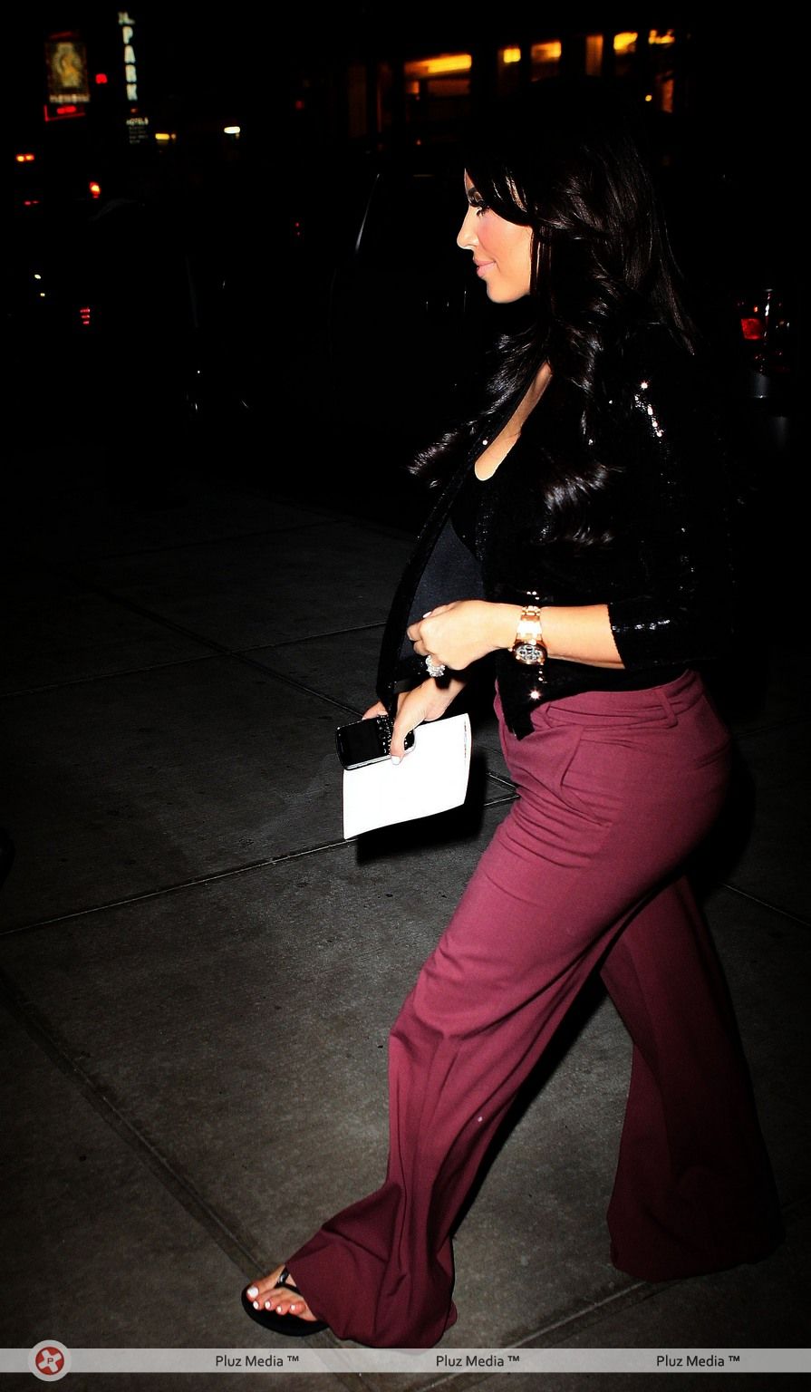 Kim Kardashian smiling while on her way to visit friend Jonathan Cheban | Picture 107215